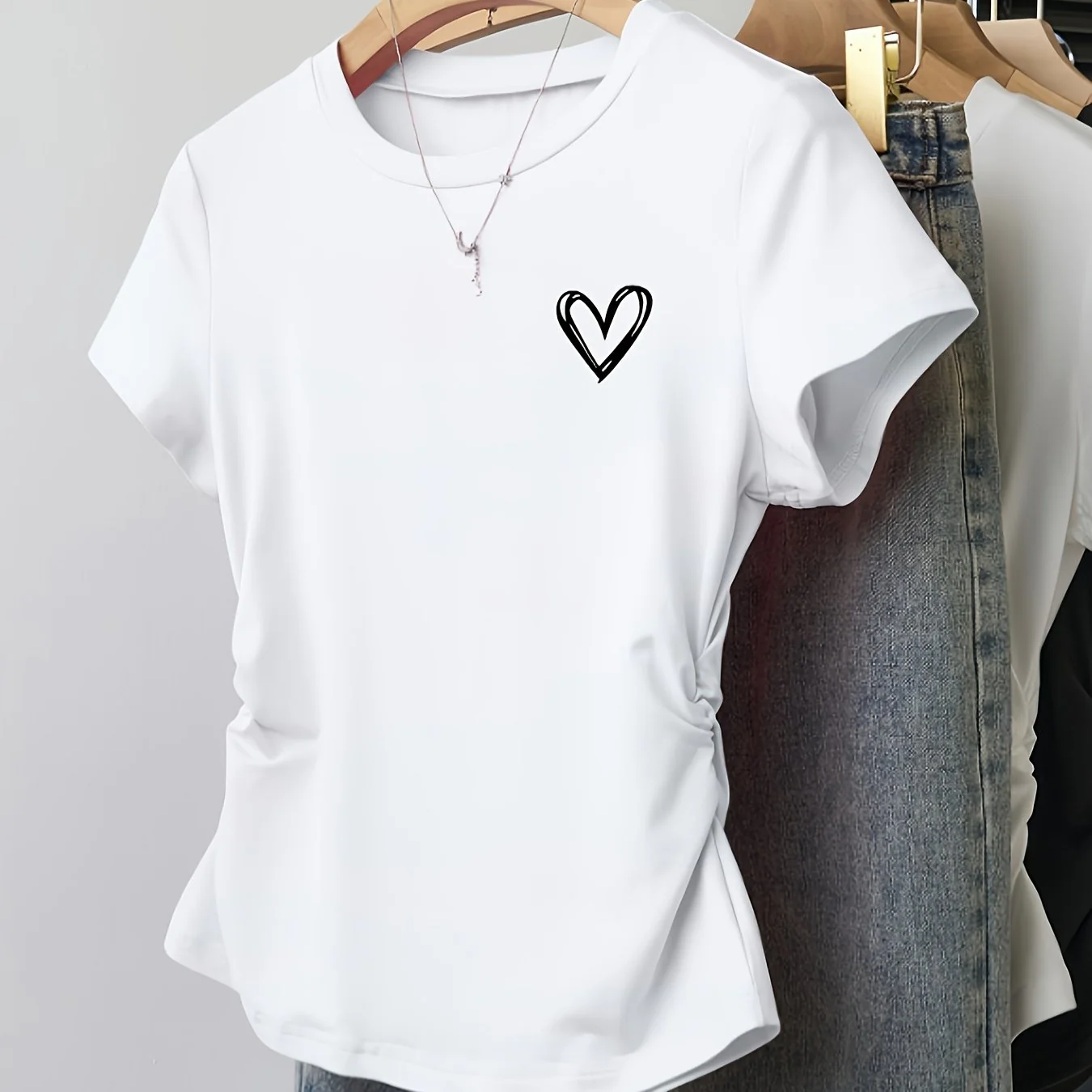 T-shirt femme coupe ajustée motif cœur style décontracté et tendance - Image 12