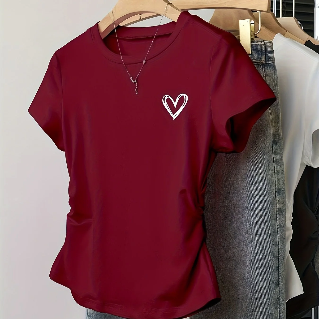 T-shirt femme coupe ajustée motif cœur style décontracté et tendance - Image 13