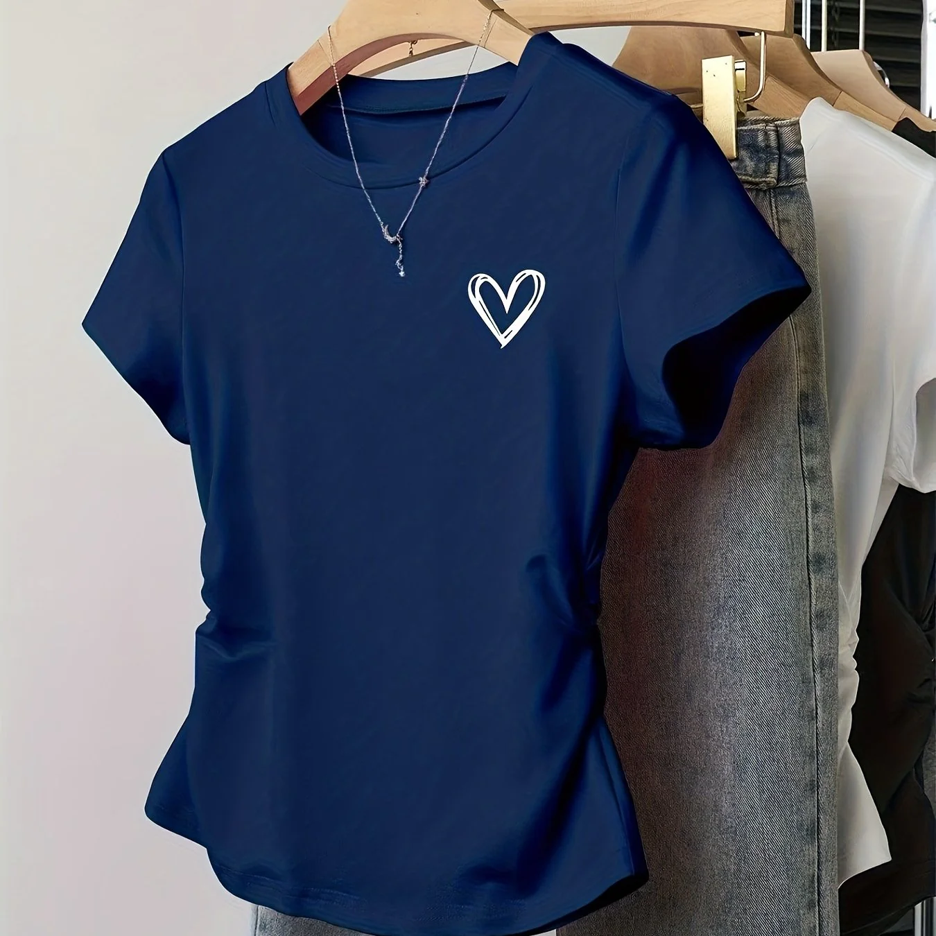 T-shirt femme coupe ajustée motif cœur style décontracté et tendance - Image 14