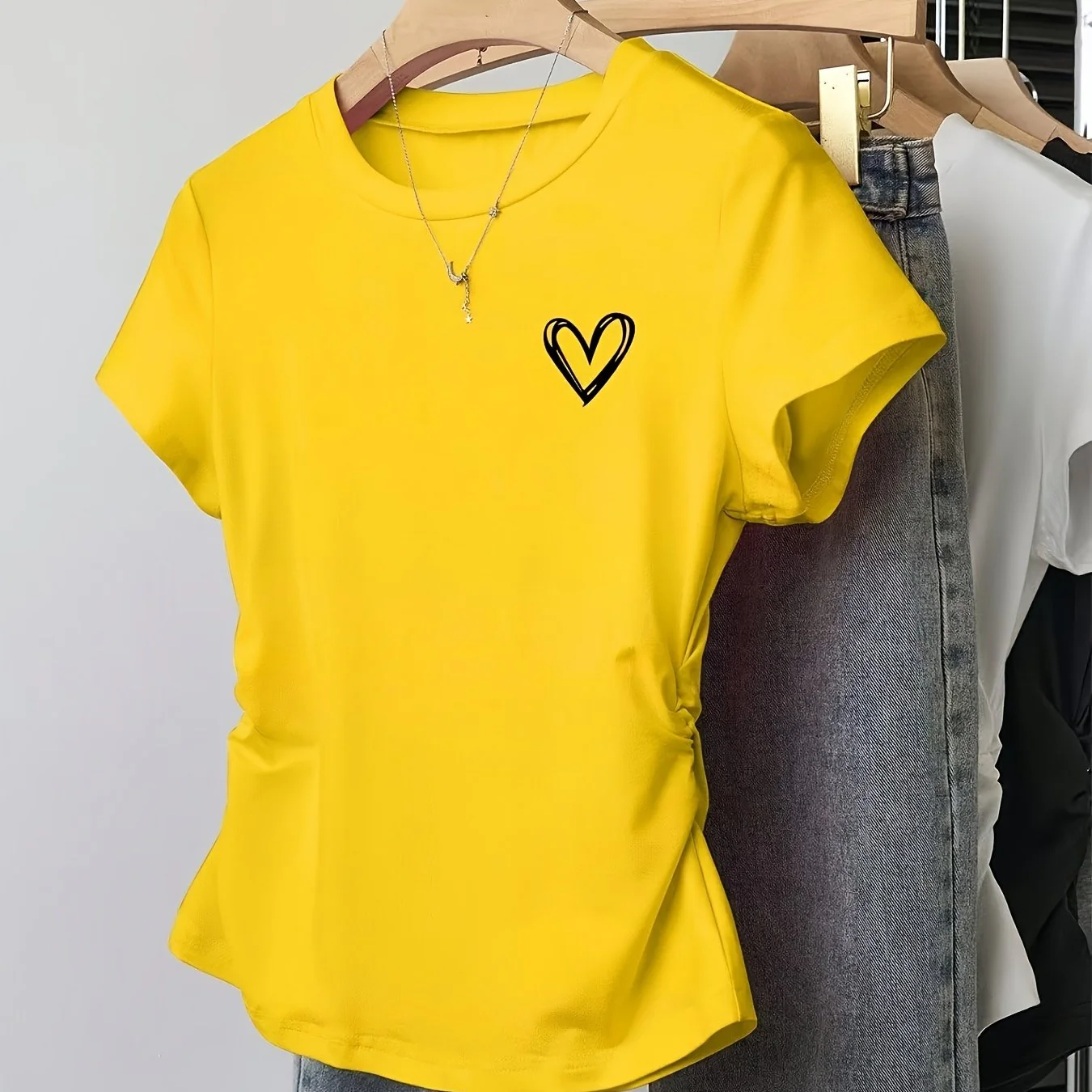 T-shirt femme coupe ajustée motif cœur style décontracté et tendance - Image 15