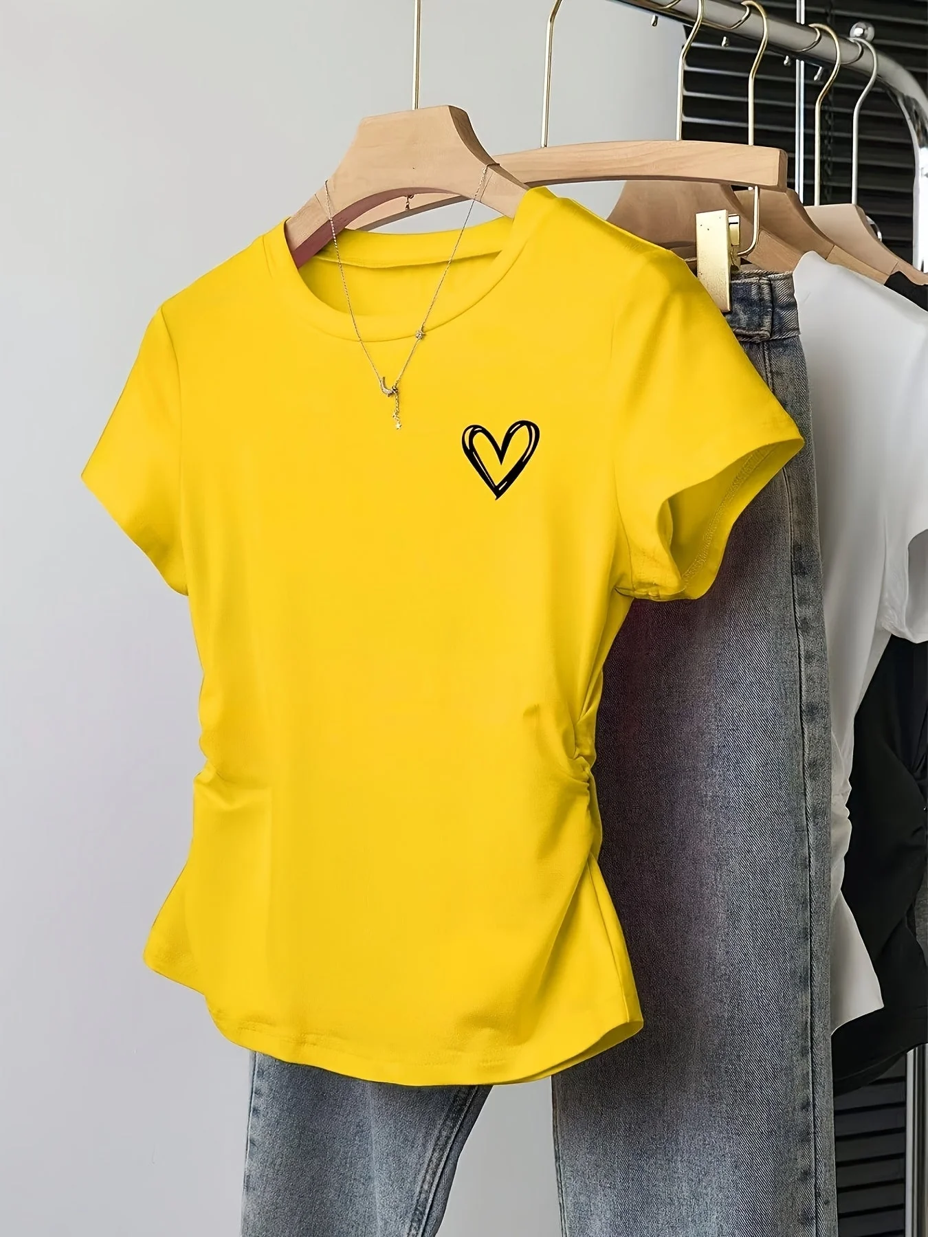 T-shirt femme coupe ajustée motif cœur style décontracté et tendance - Image 2