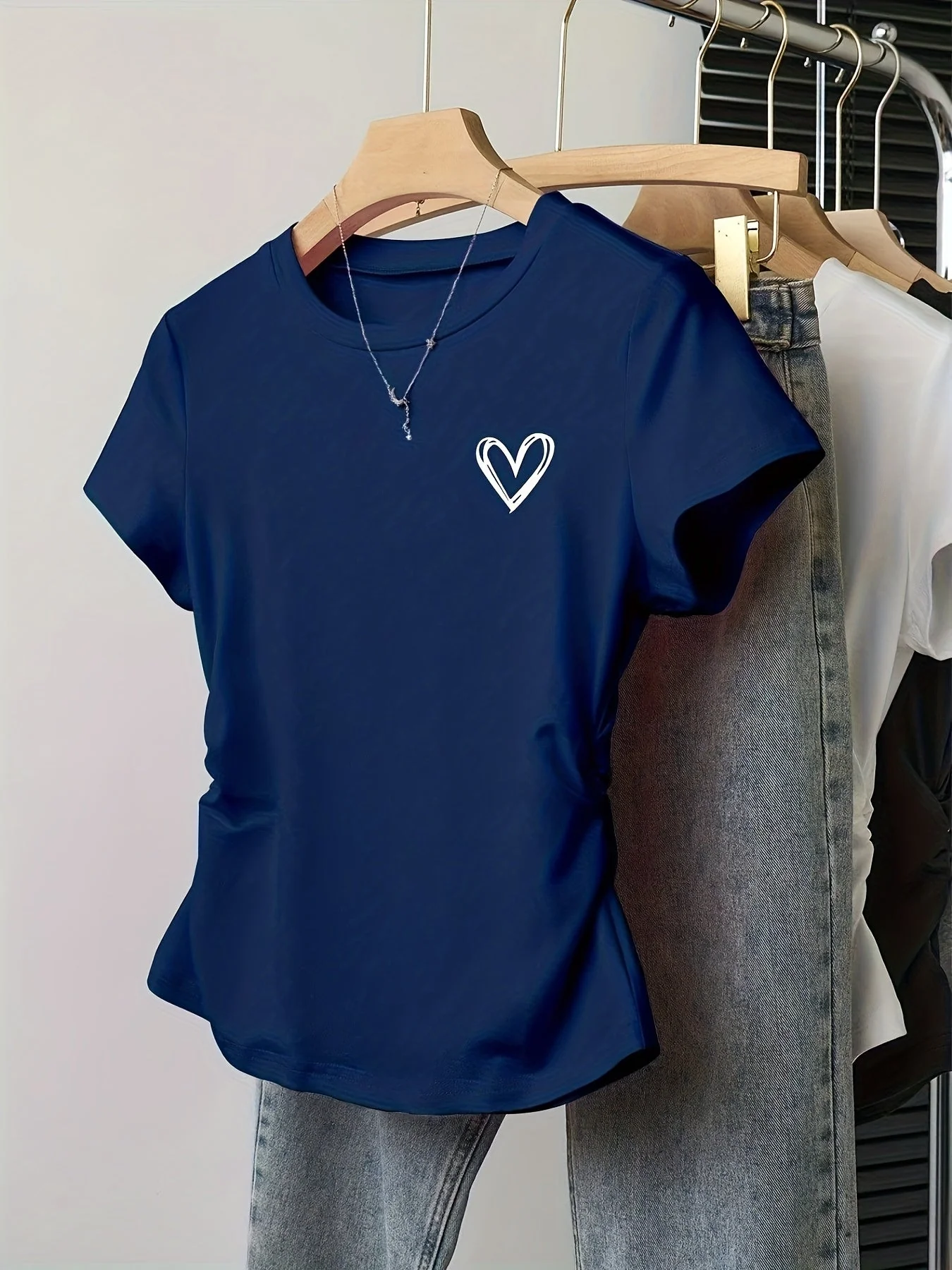 T-shirt femme coupe ajustée motif cœur style décontracté et tendance - Image 3