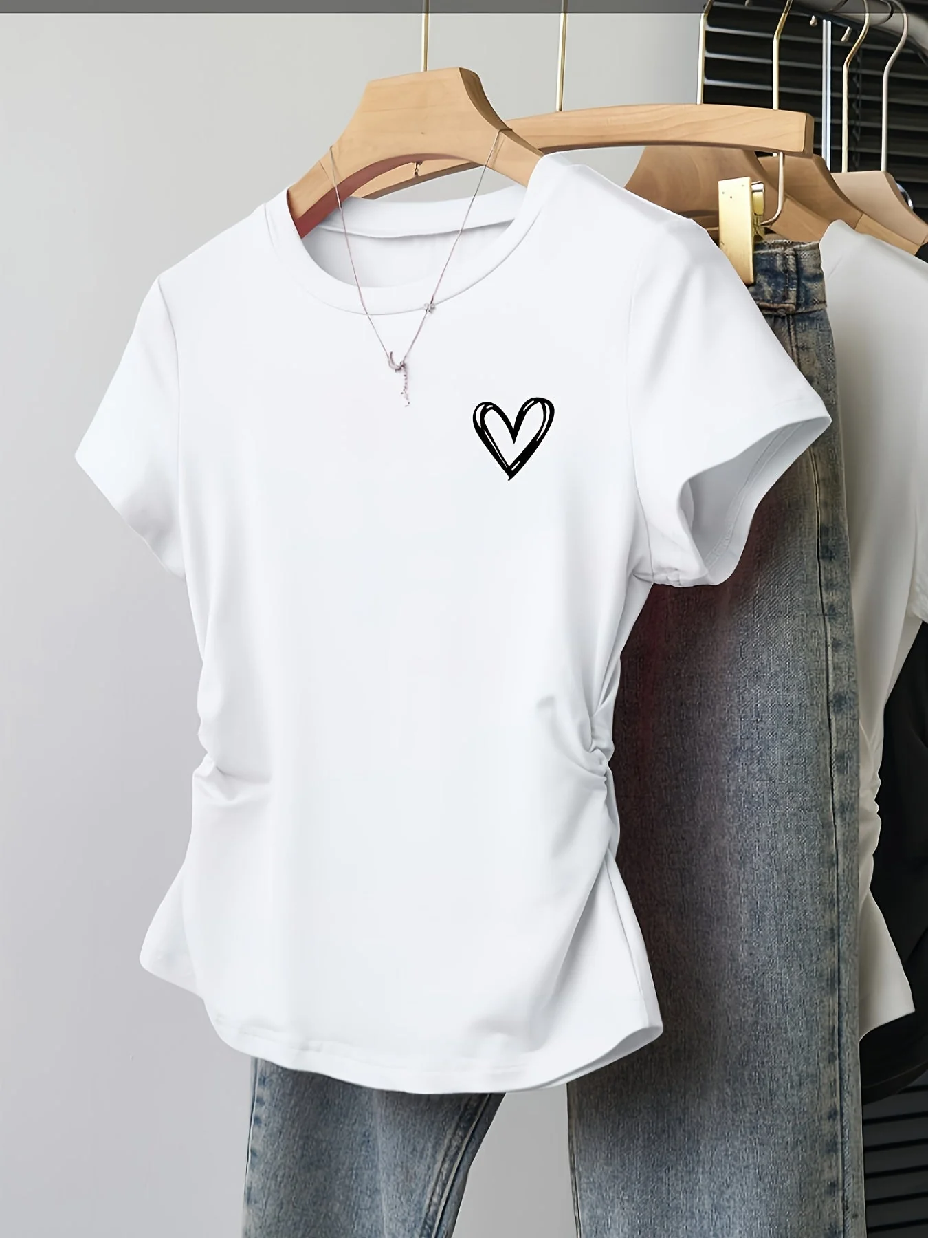 T-shirt femme coupe ajustée motif cœur style décontracté et tendance - Image 4