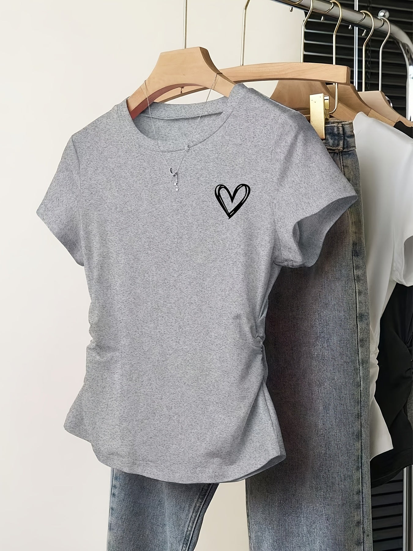 T-shirt femme coupe ajustée motif cœur style décontracté et tendance - Image 5