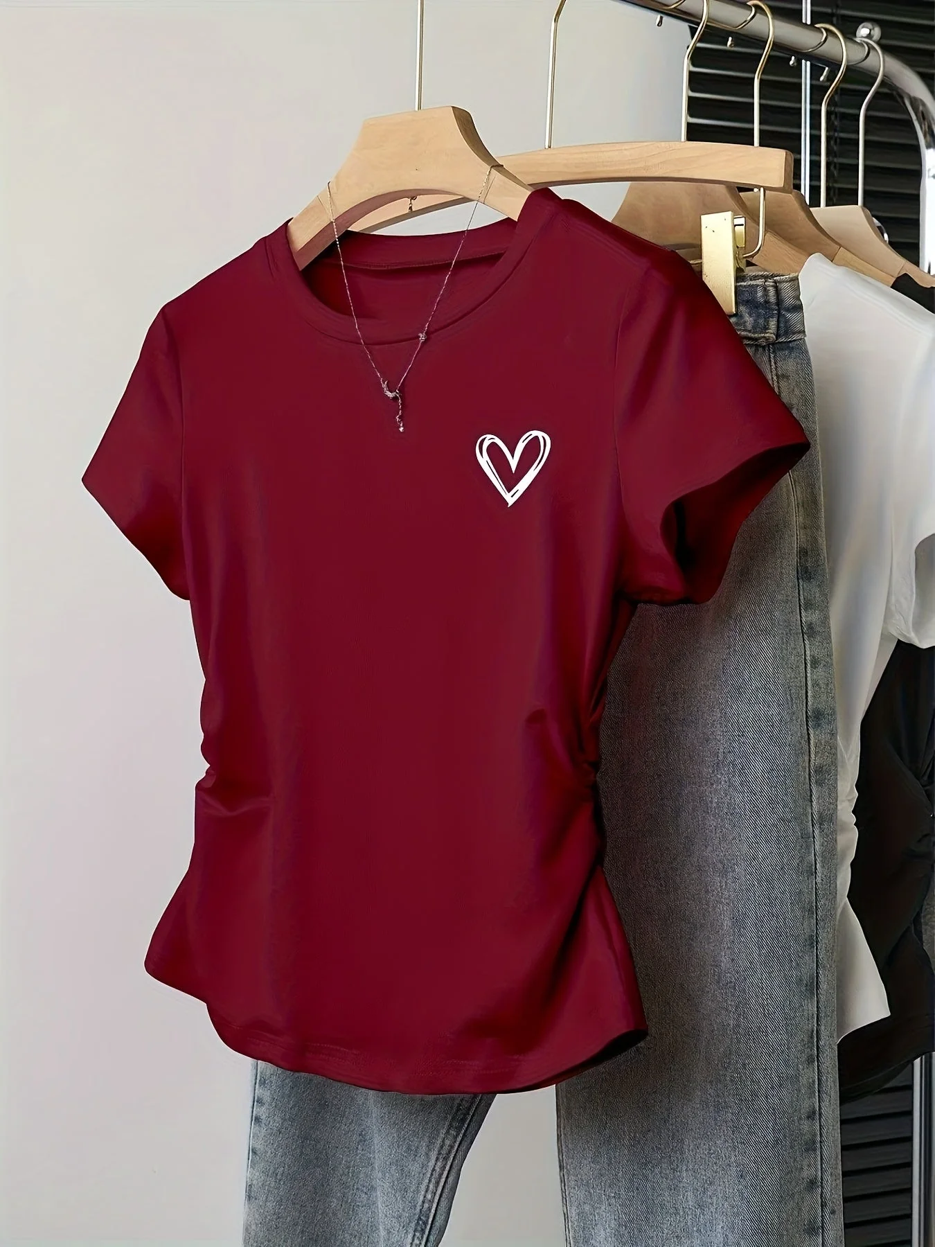 T-shirt femme coupe ajustée motif cœur style décontracté et tendance - Image 6