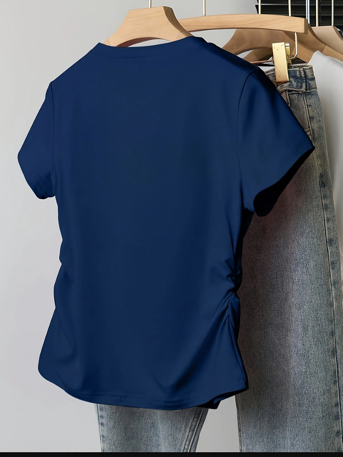T-shirt femme coupe ajustée motif cœur style décontracté et tendance - Image 8