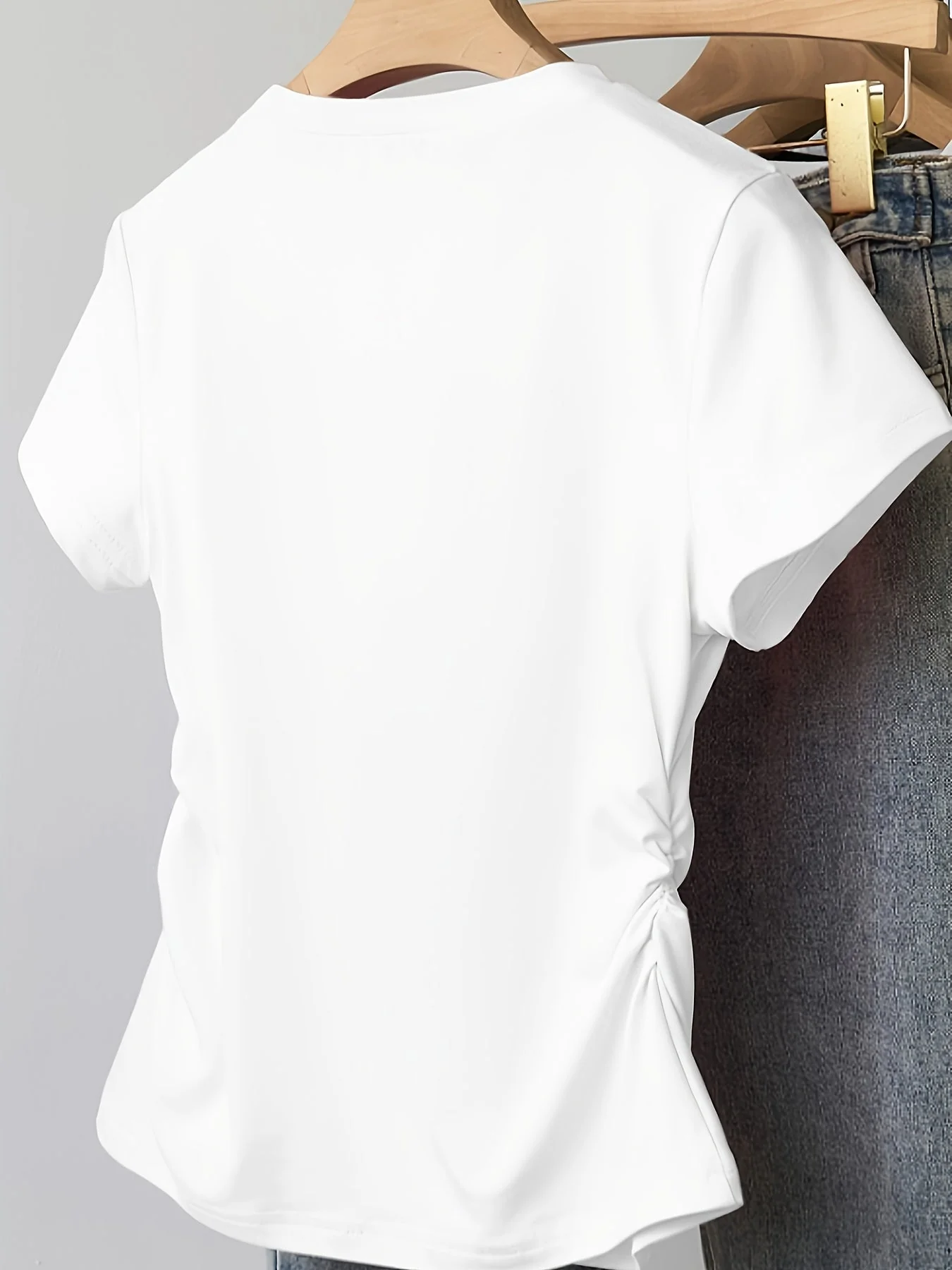 T-shirt femme coupe ajustée motif cœur style décontracté et tendance - Image 9