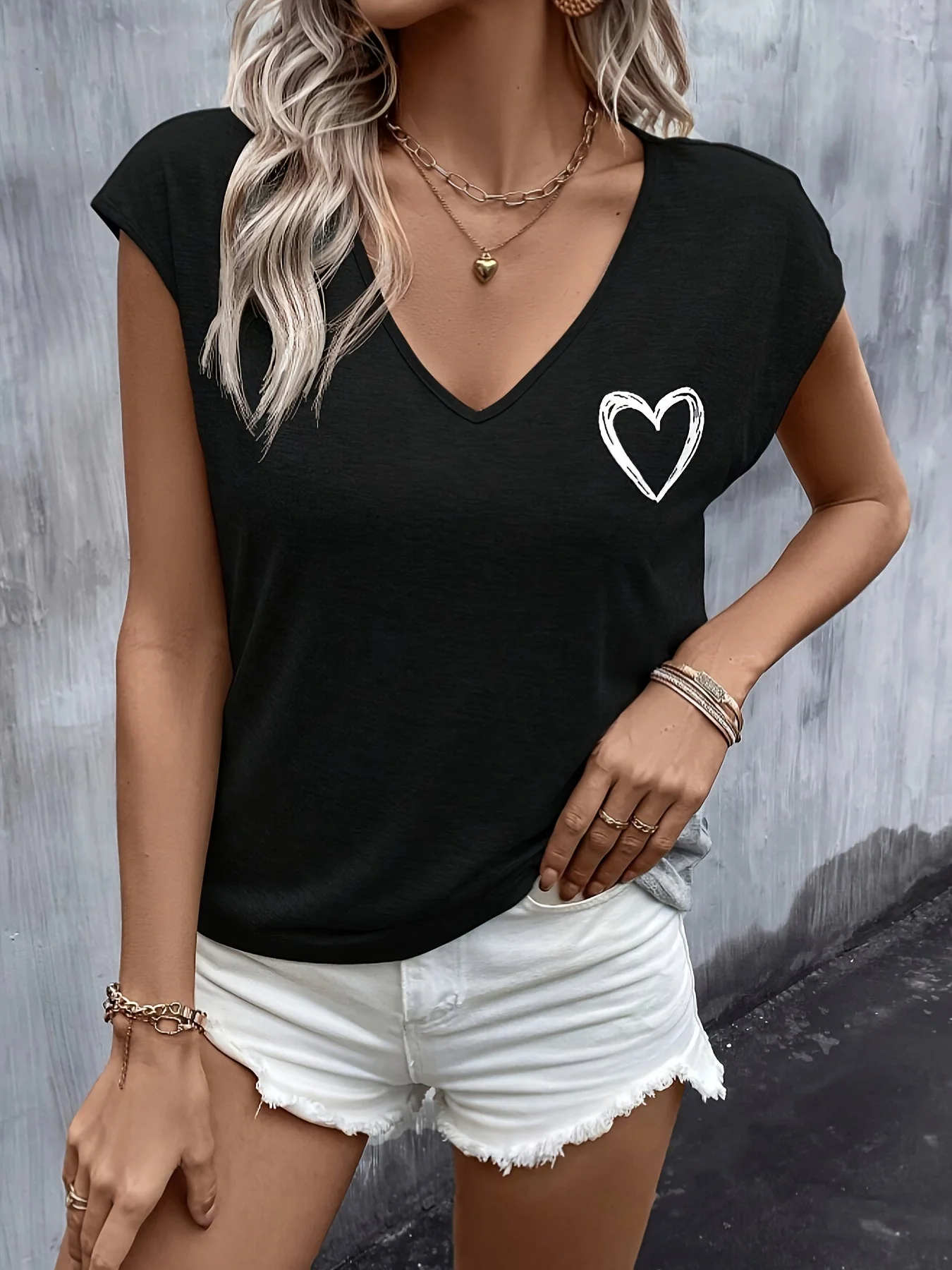 T-shirt Femme Décontracté à Col V Motif Cœur Style Estival - Image 2