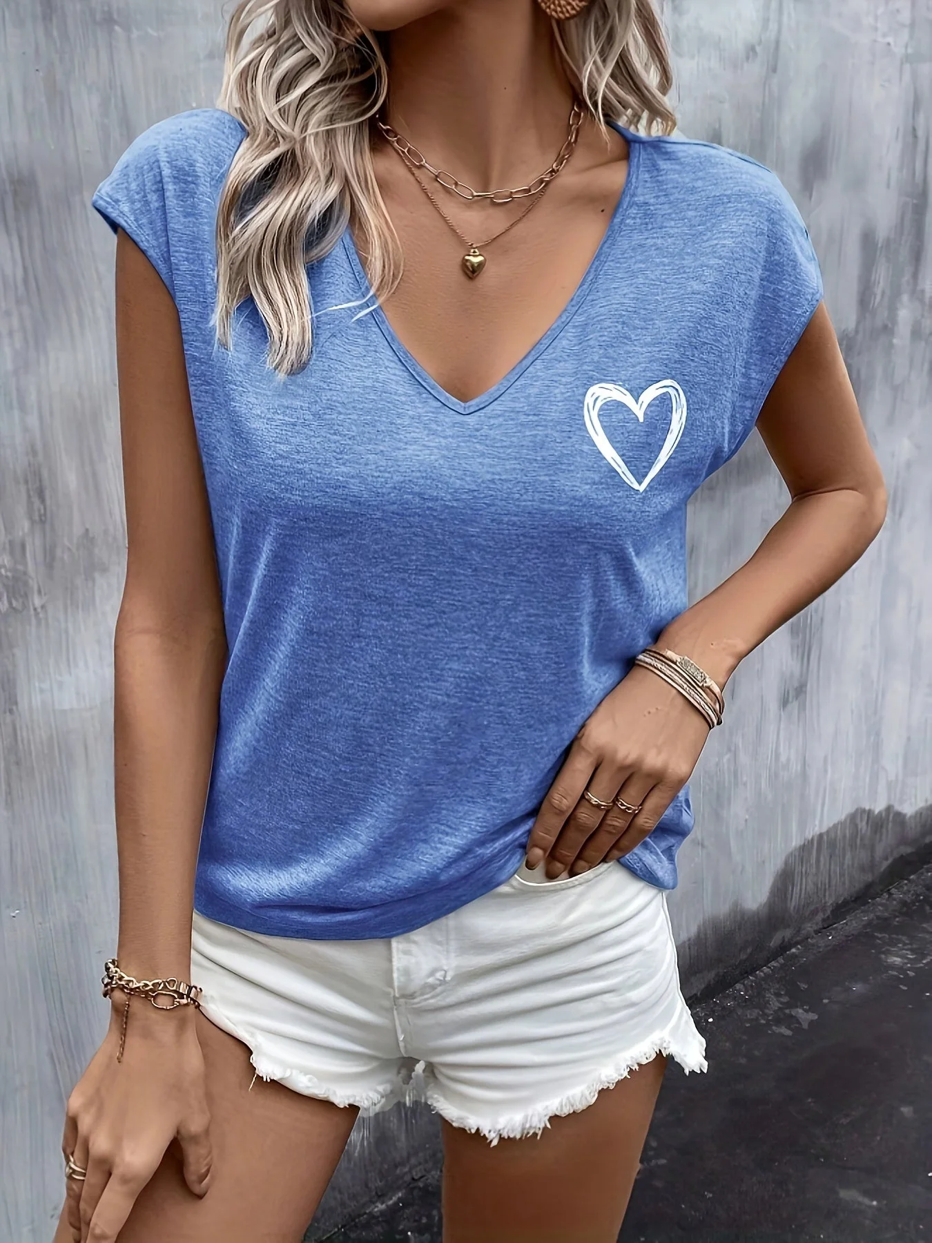 T-shirt Femme Décontracté à Col V Motif Cœur Style Estival - Image 3