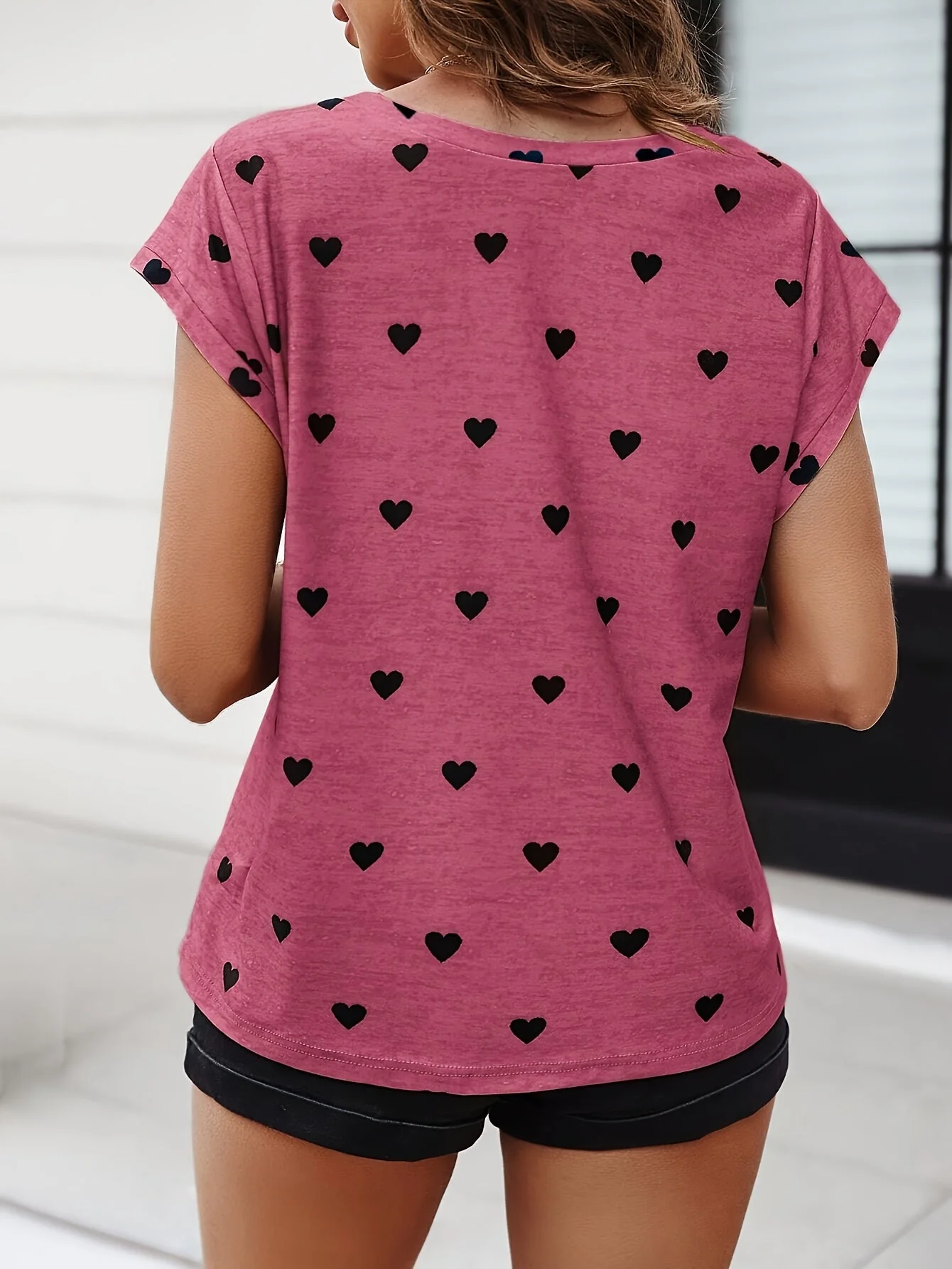 T-shirt femme élégant à imprimé cœurs, col V, style estival et chic - Image 10