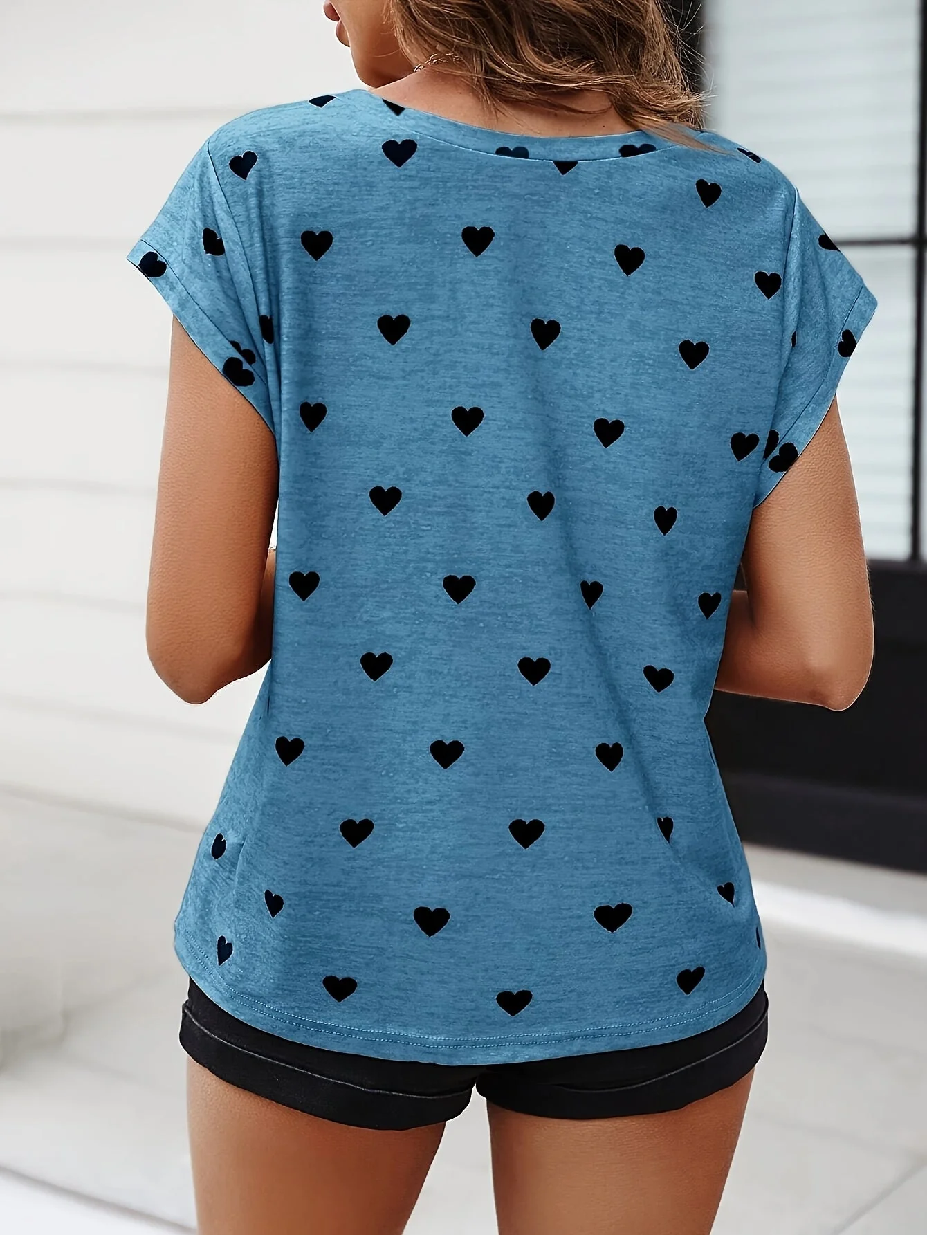 T-shirt femme élégant à imprimé cœurs, col V, style estival et chic - Image 6