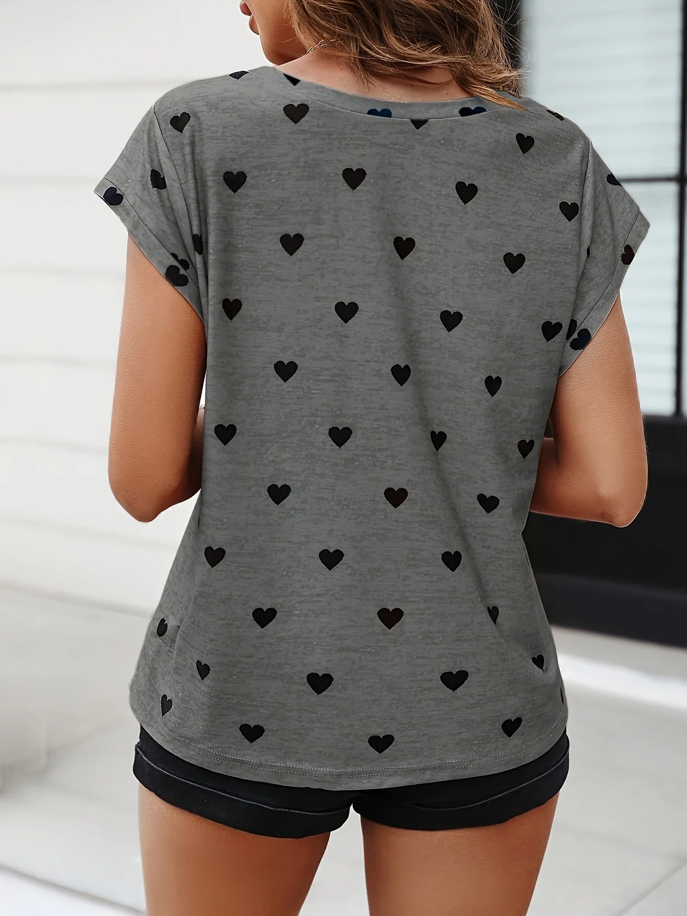 T-shirt femme élégant à imprimé cœurs, col V, style estival et chic - Image 7
