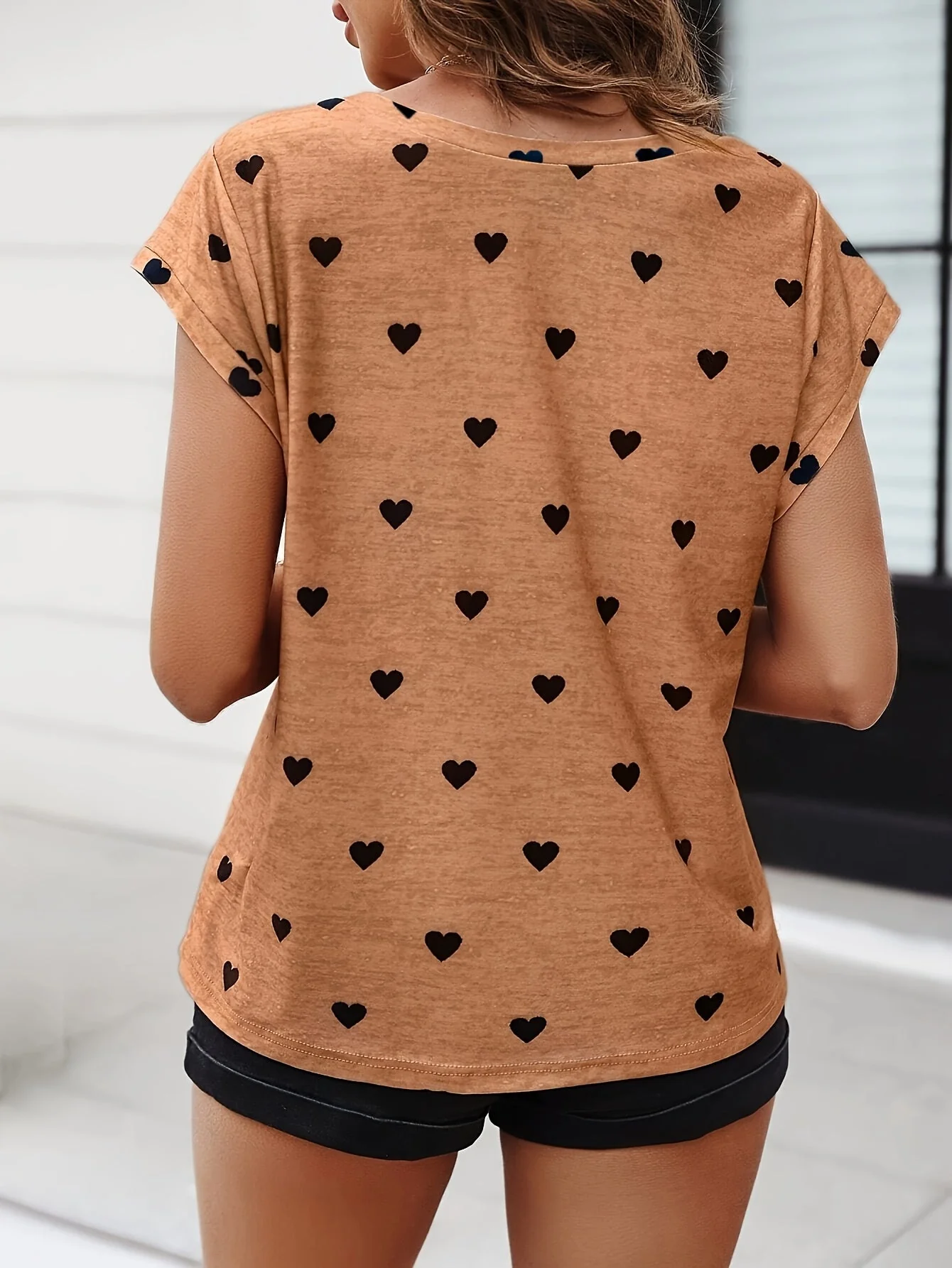 T-shirt femme élégant à imprimé cœurs, col V, style estival et chic - Image 8