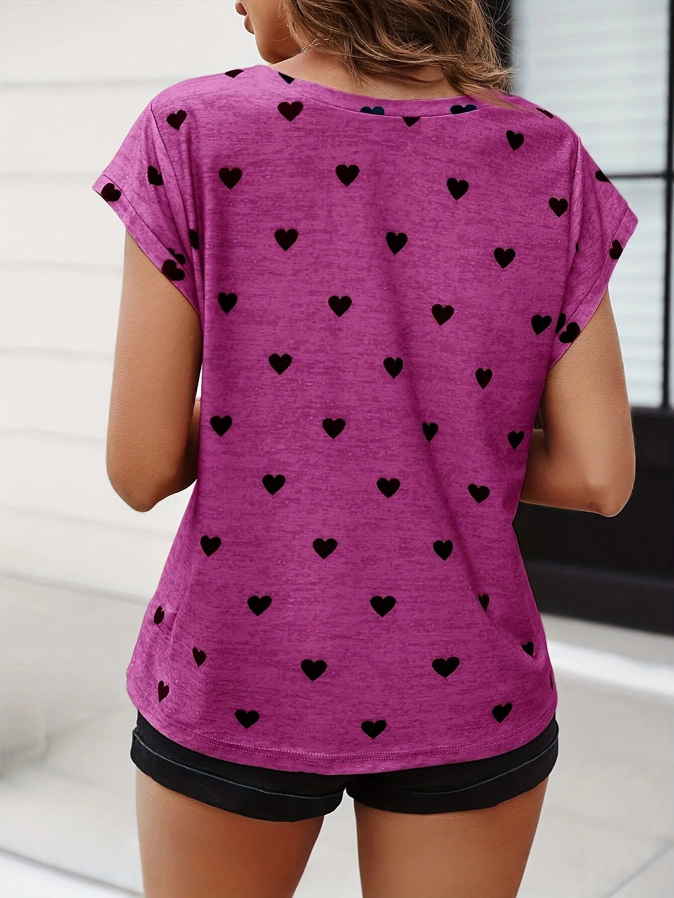 T-shirt femme élégant à imprimé cœurs, col V, style estival et chic - Image 9