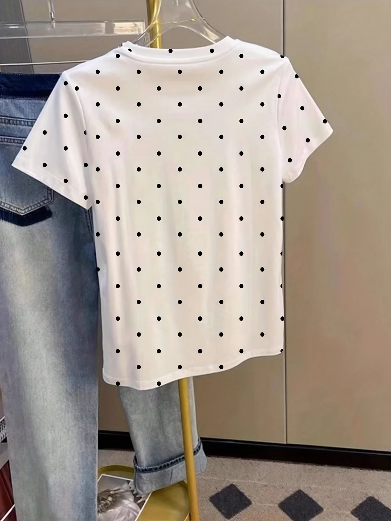T-shirt femme à pois style élégant pour un look décontracté chic - Image 3