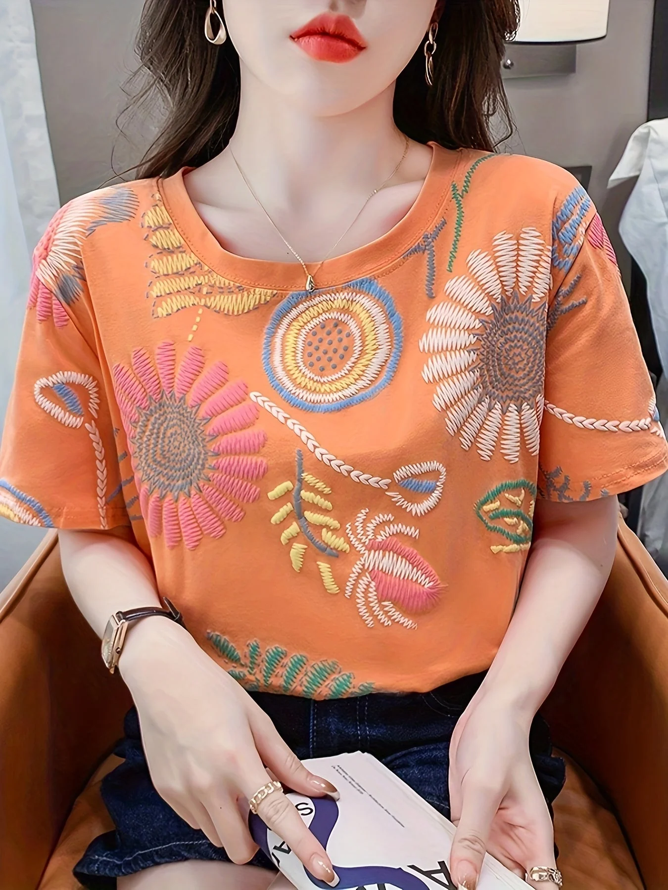 T-shirt femme style chic à motifs brodés géométriques manches courtes pour l'été - Image 2