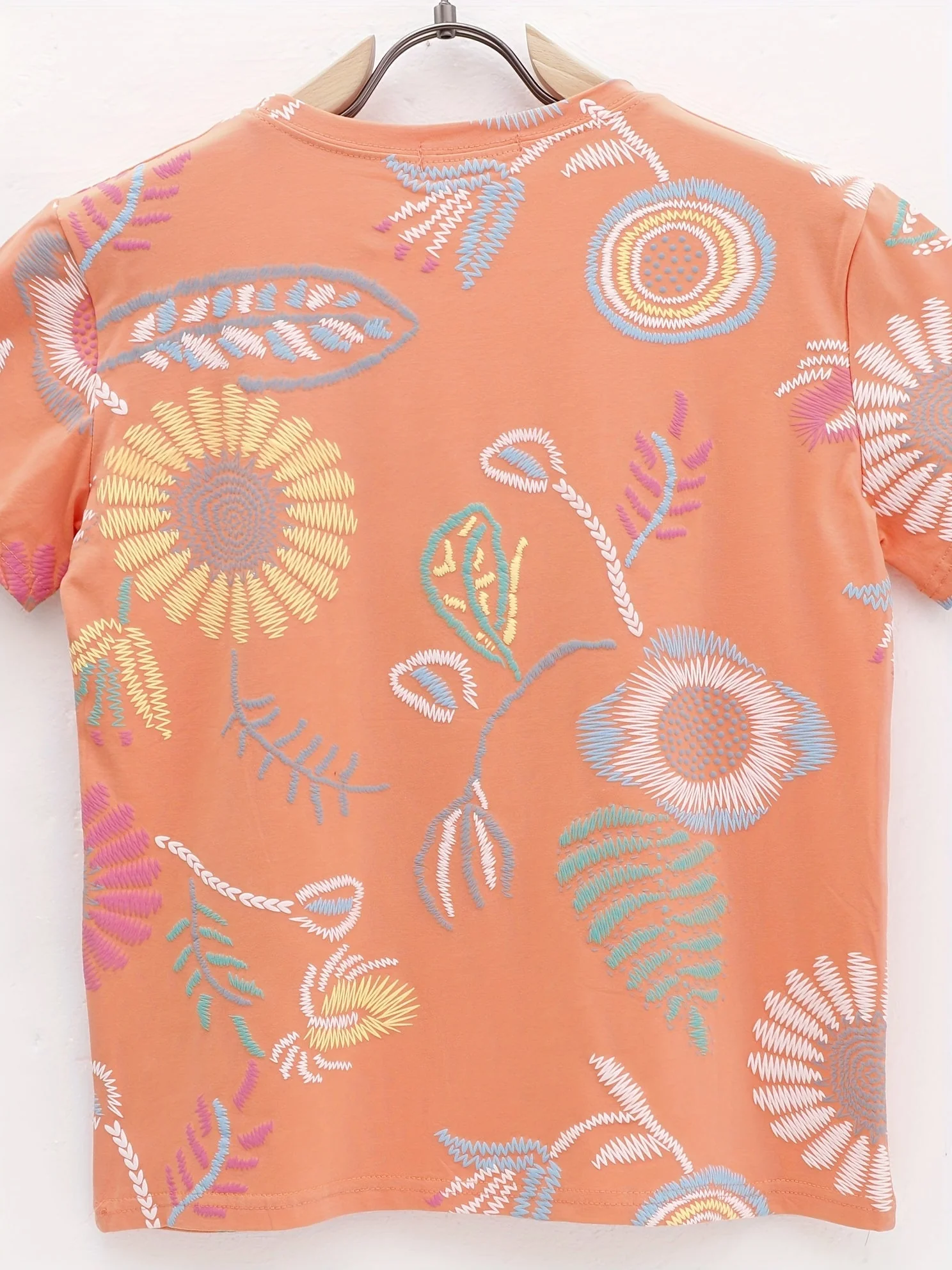T-shirt femme style chic à motifs brodés géométriques manches courtes pour l'été - Image 3