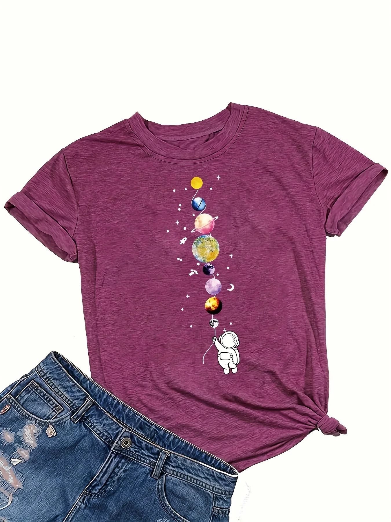 T-shirt femme style décontracté motif astronaute et planètes, inspiration espace, idéal pour les passionnées de science et mode urbaine - Image 2