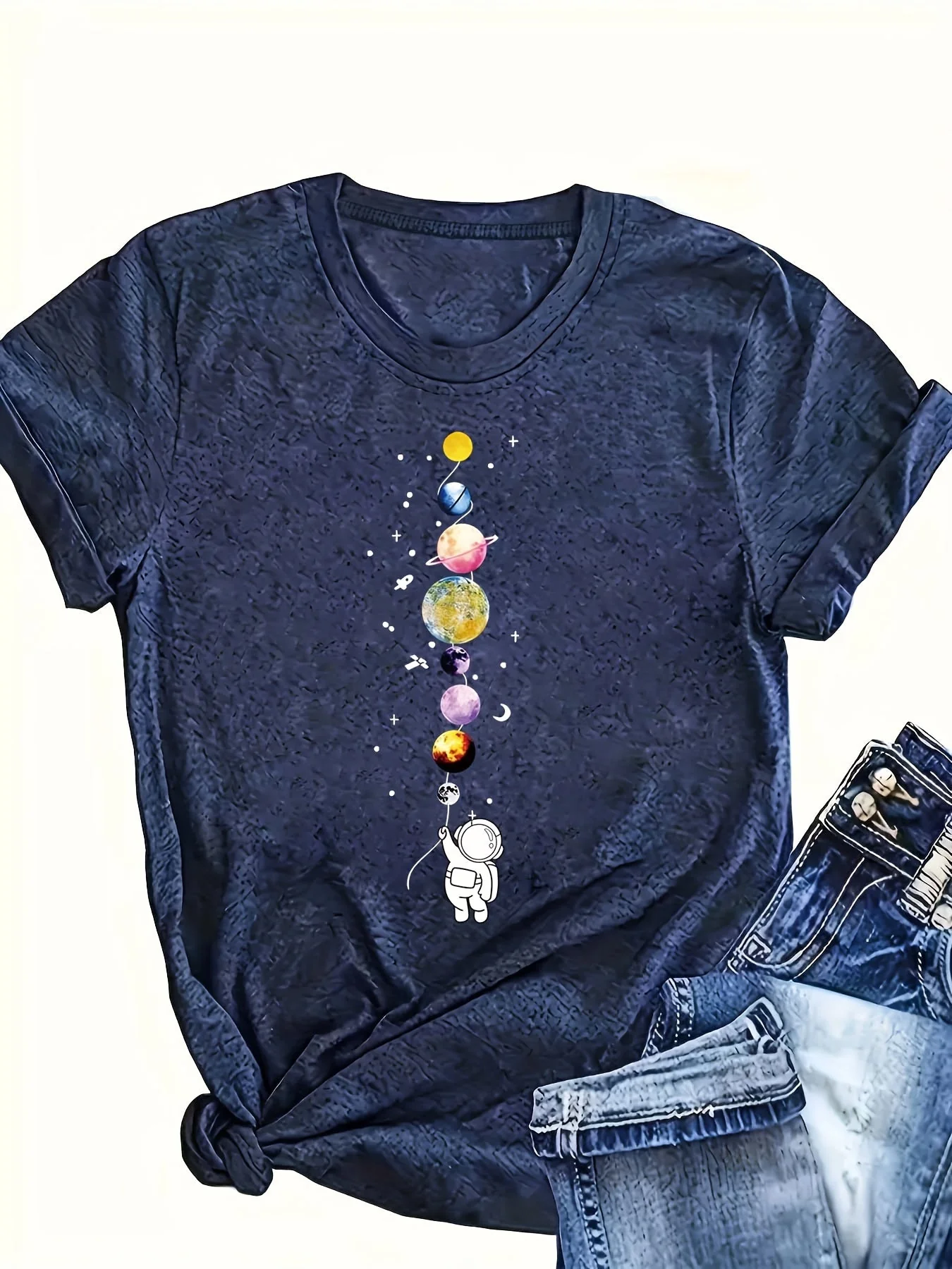 T-shirt femme style décontracté motif astronaute et planètes, inspiration espace, idéal pour les passionnées de science et mode urbaine - Image 7