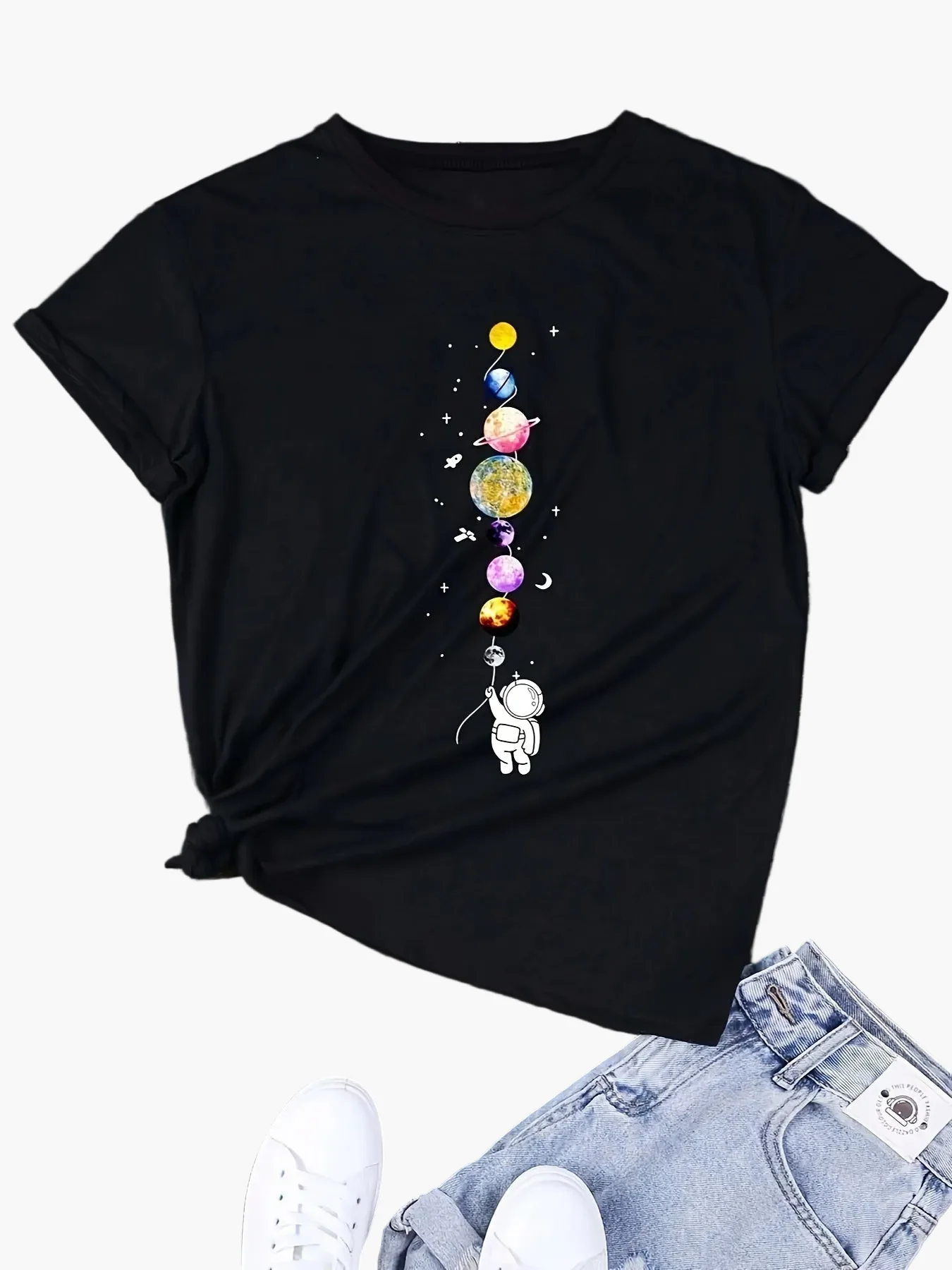 T-shirt femme style décontracté motif astronaute et planètes, inspiration espace, idéal pour les passionnées de science et mode urbaine - Image 8