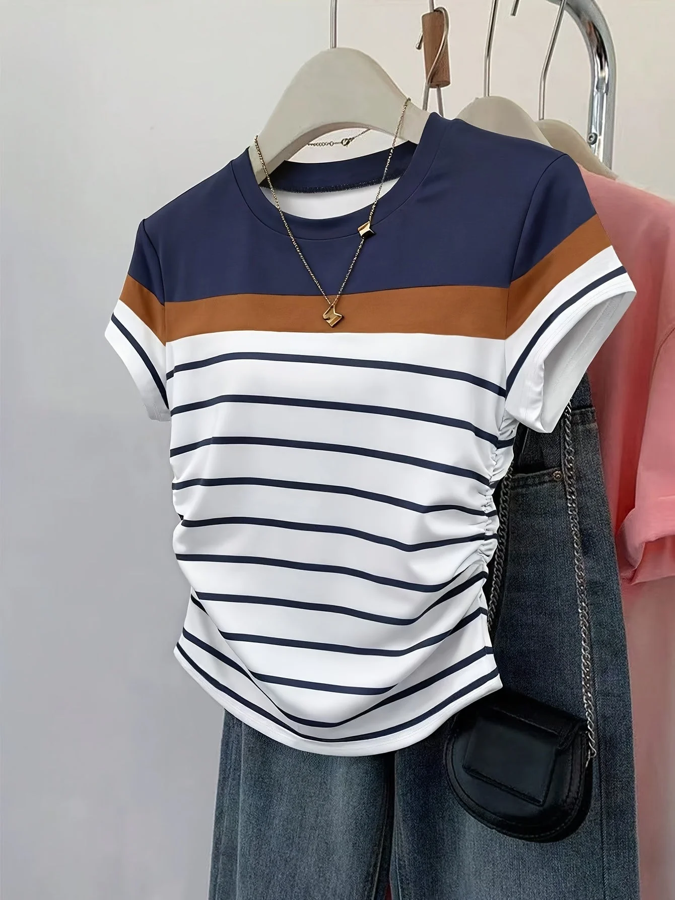 T-shirt pour femme style décontracté à rayures et fronces, manches courtes, col rond, tendance été - Image 3