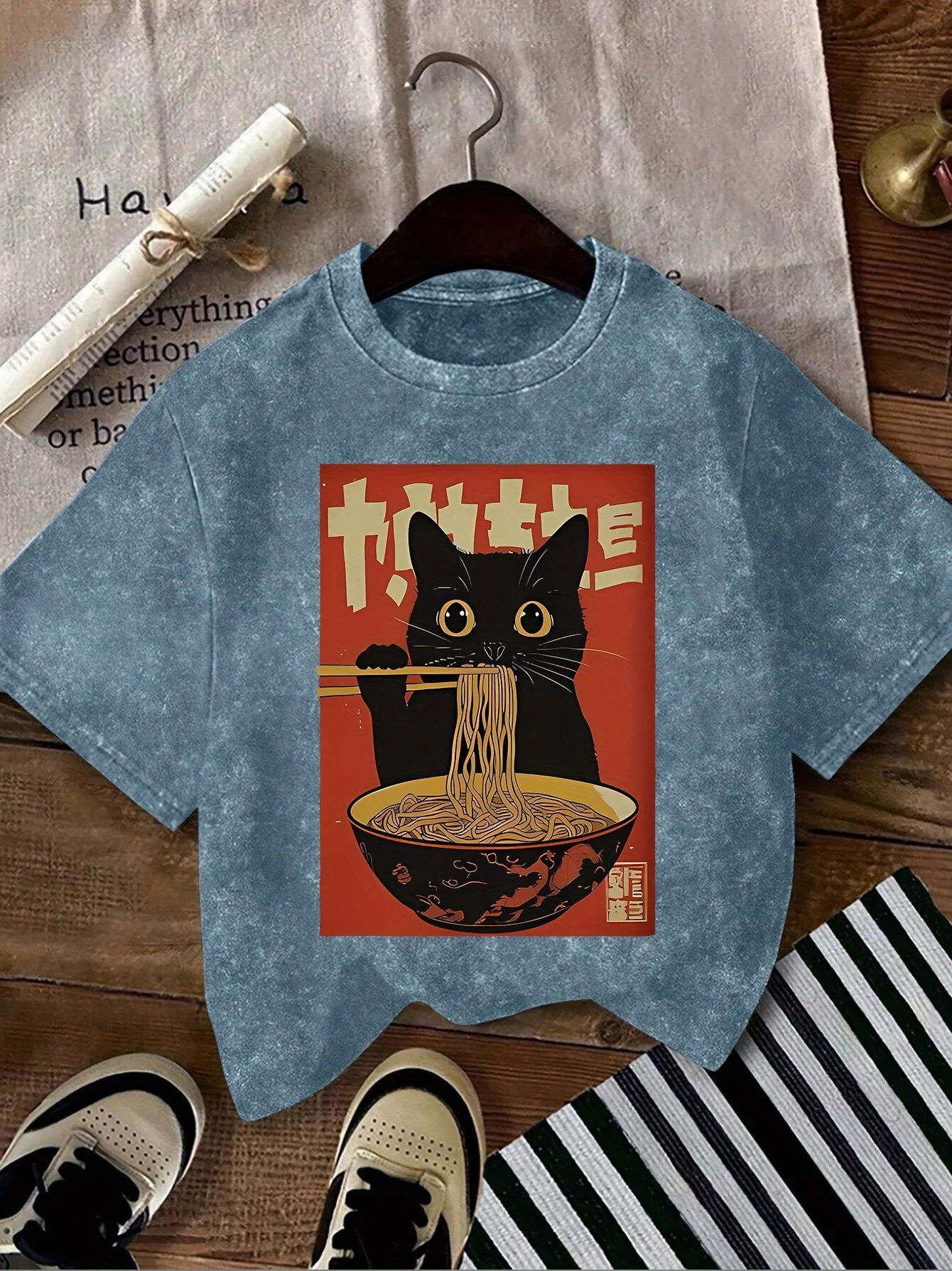 T-shirt Femme Style Vintage avec Chat Mangeant des Nouilles – Graphique Japonais, Décontracté et Original - Image 3