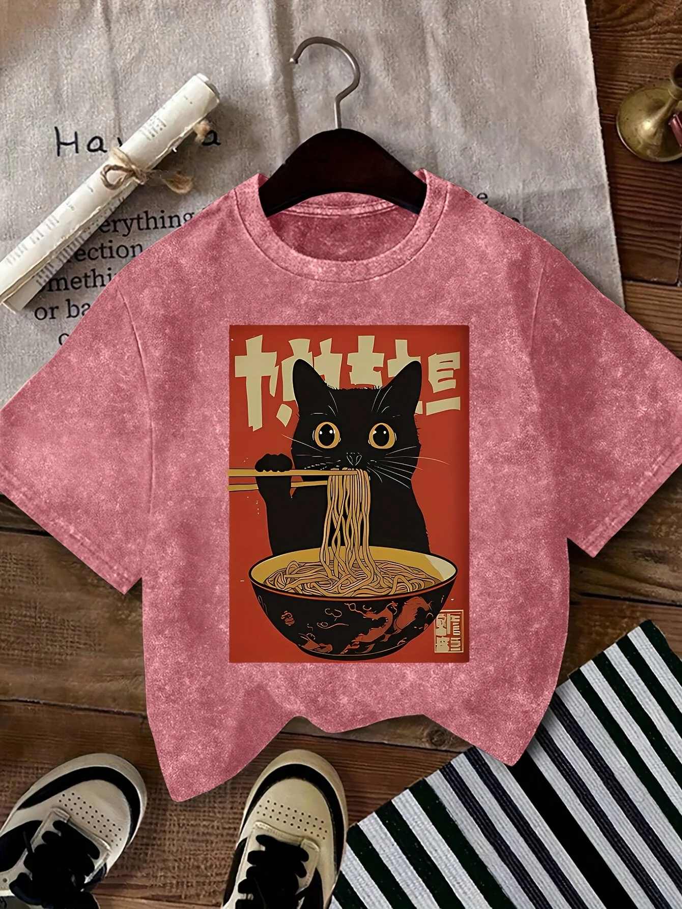 T-shirt Femme Style Vintage avec Chat Mangeant des Nouilles – Graphique Japonais, Décontracté et Original - Image 5