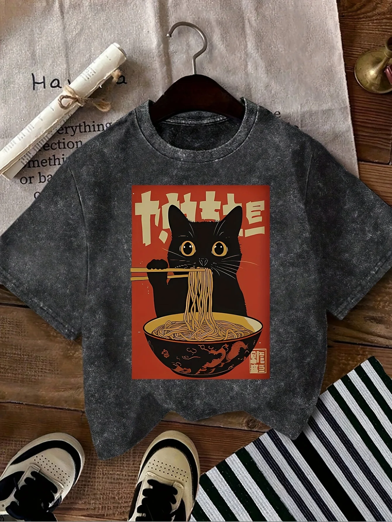 T-shirt Femme Style Vintage avec Chat Mangeant des Nouilles – Graphique Japonais, Décontracté et Original - Image 6