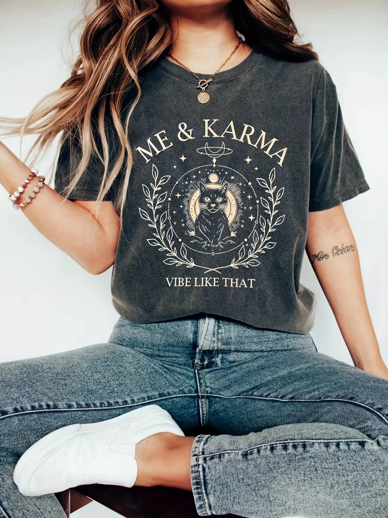 T-shirt femme style vintage imprimé chat mystique "Me & Karma" – idéal pour esprit libre et look décontracté - Image 3