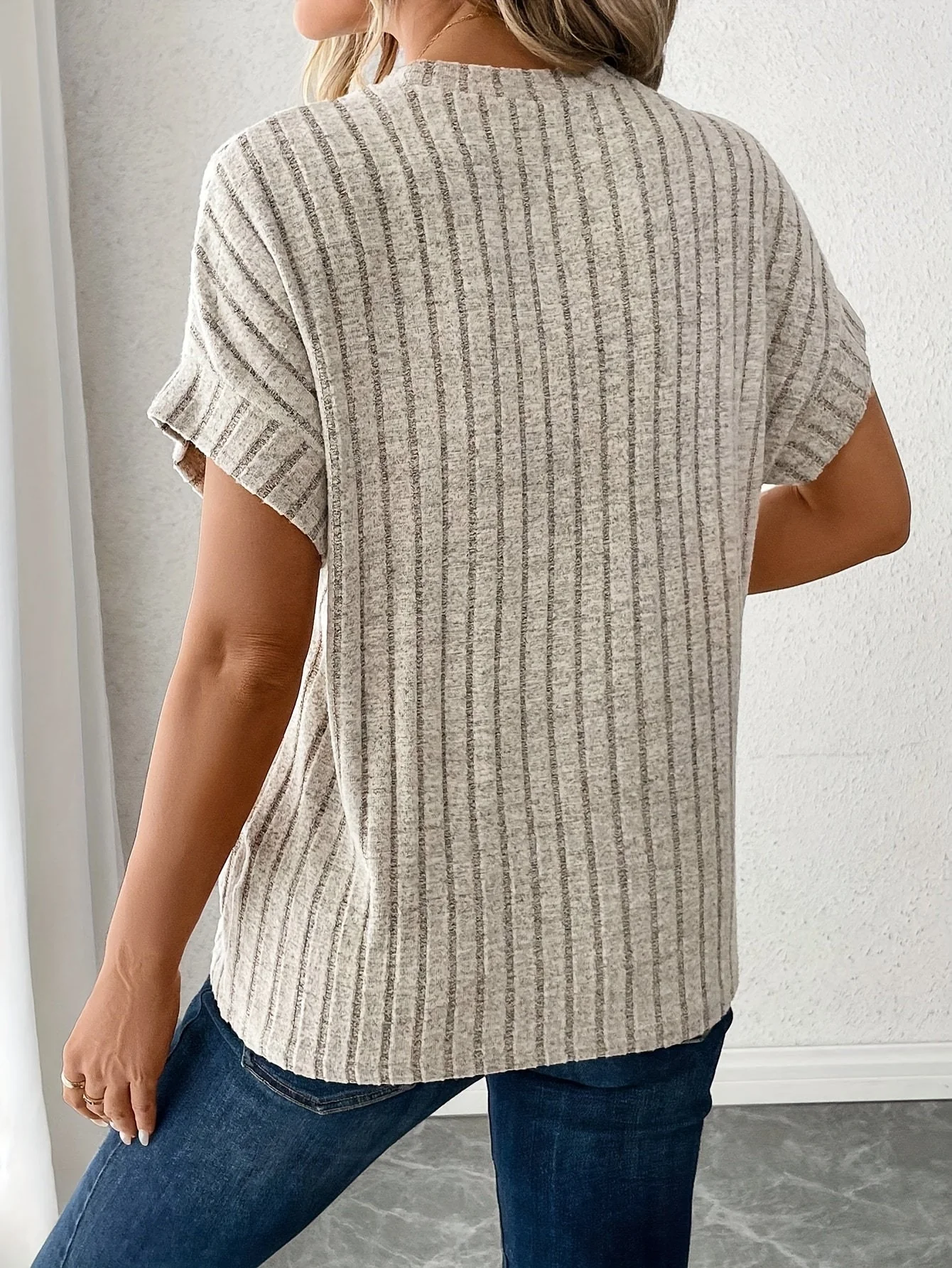T-shirt à manches courtes style décontracté pour femme, rayé et élégant, idéal pour le quotidien - Image 2